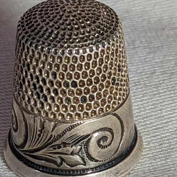 Victorian Sterling Thimble Embossed Design Scrollwork Engraved Marked 11 - Picture 4 of 6